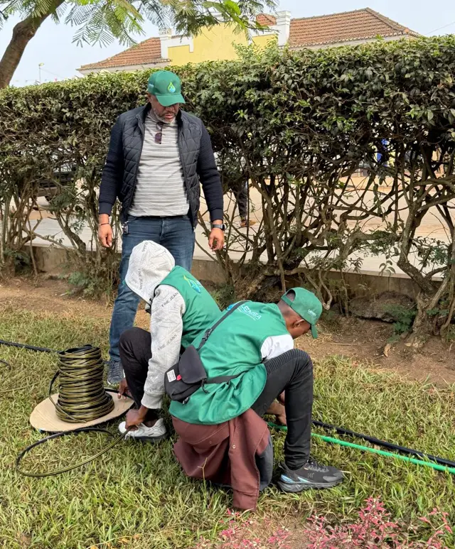 Equipa da LENISA a instalar tubo gotejador no terreno