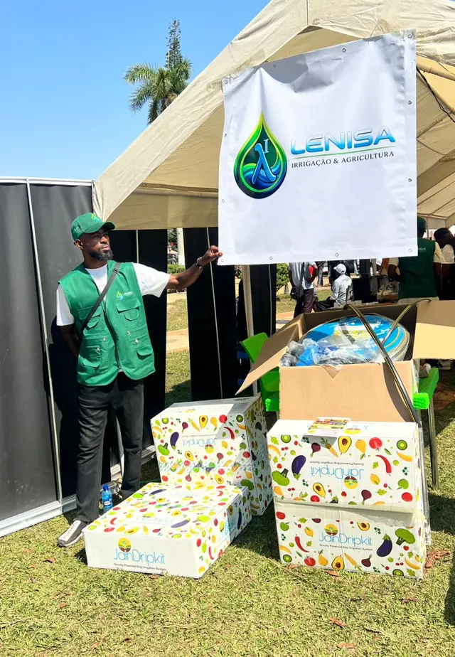 Stand da LENISA numa feira agrícola com kits JainDripKit