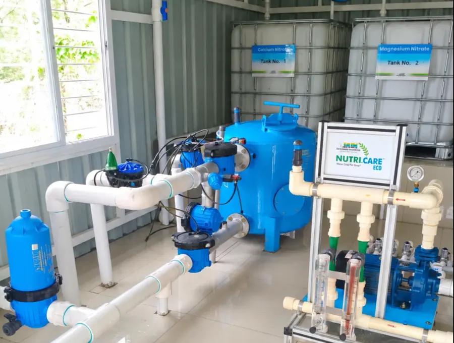 Sistema automático de fertirrigação Jain NutriCare com tanques de nutrientes e cabeçal de filtragem