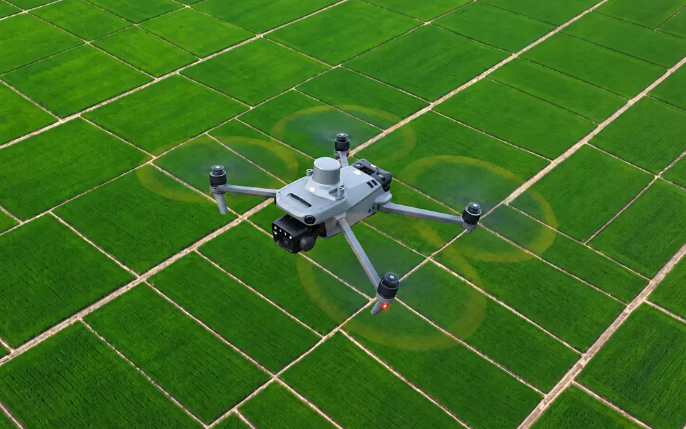 Drone de mapeamento a sobrevoar parcelas agrícolas